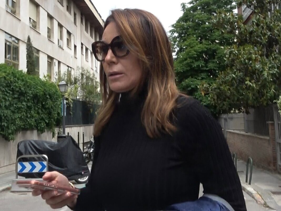 Mar Flores saliendo de su domicilio en Madrid