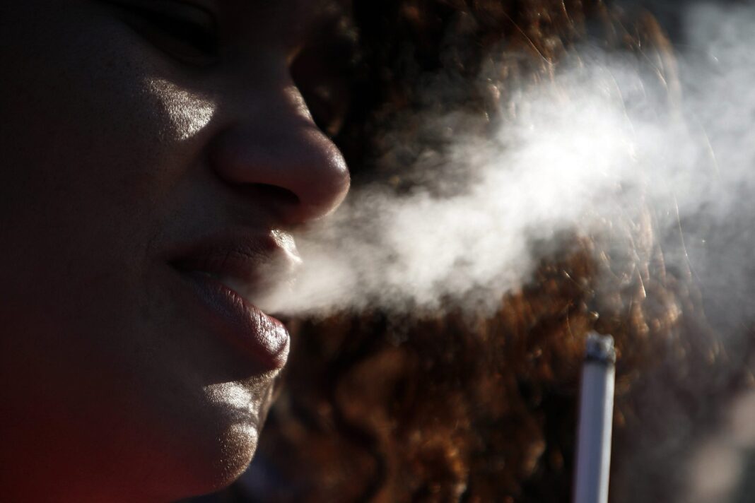 Colillas de cigarrillo en un cenicero