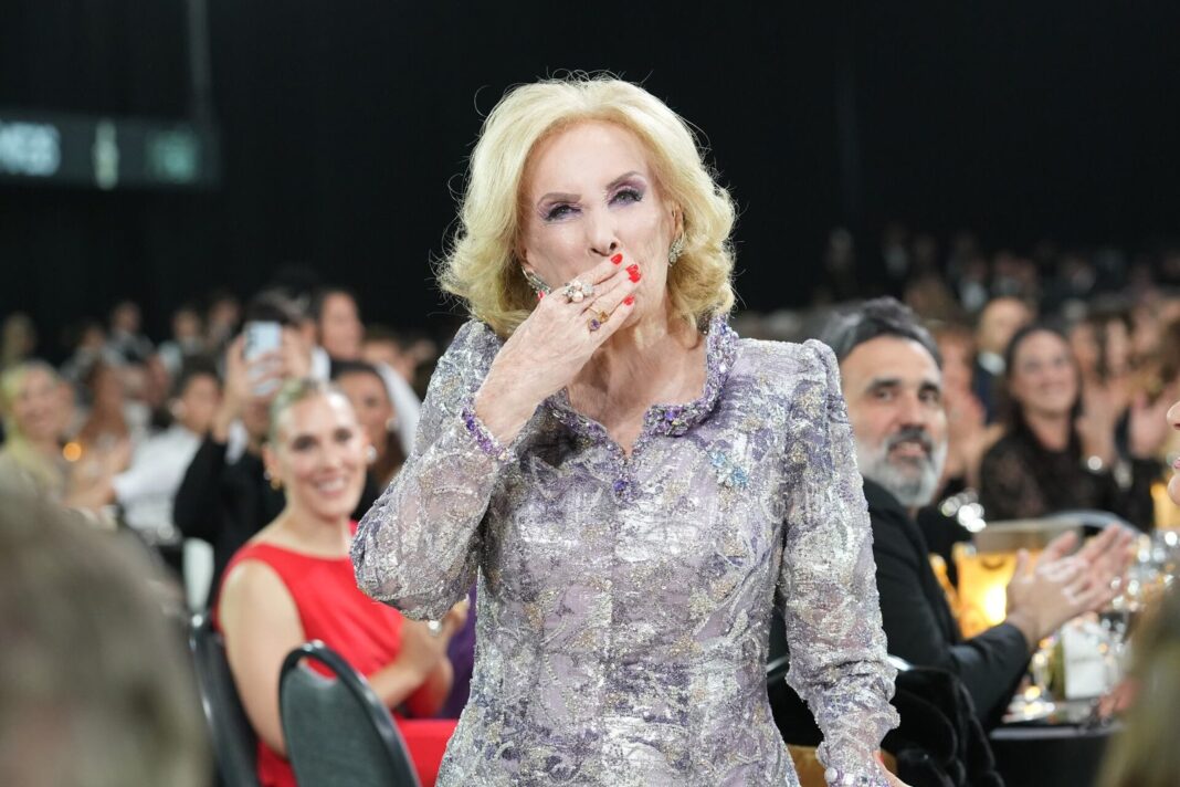 Mirtha Legrand sosteniendo un premio Martín Fierro