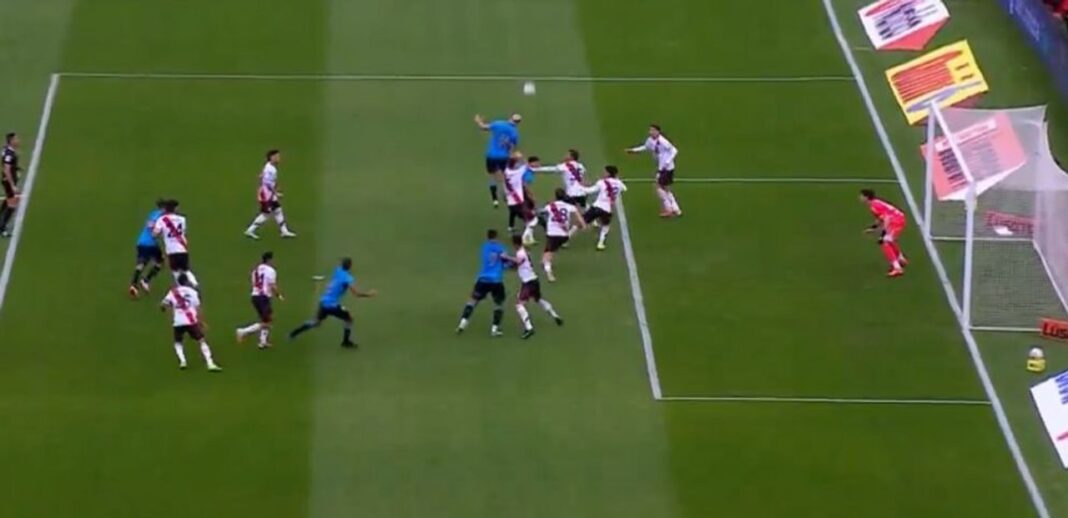 Leonardo Morales celebra el gol del empate para Belgrano
