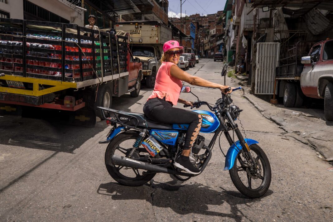 Motorizados en una calle de Venezuela