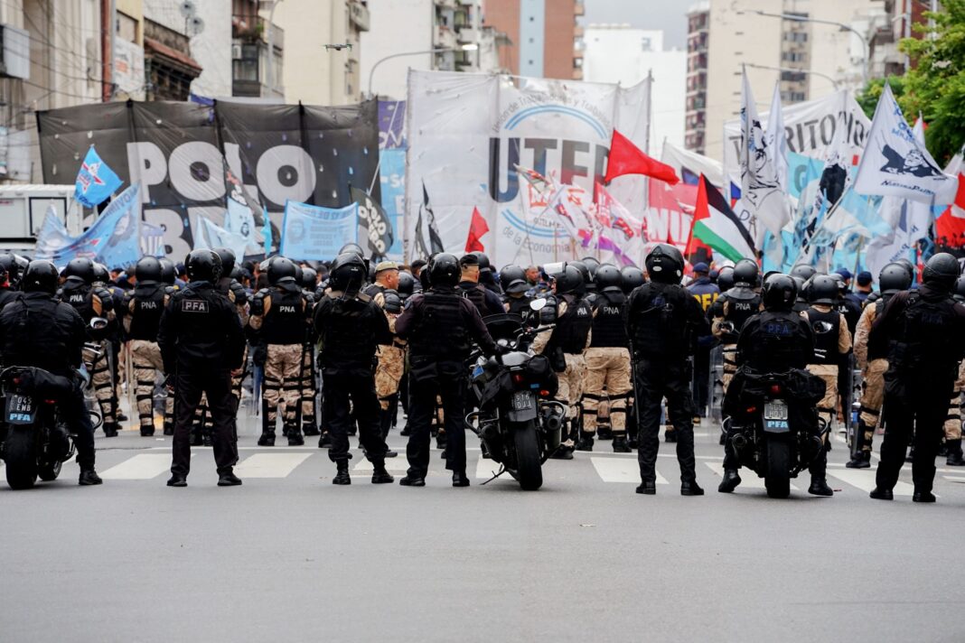 Manifestantes con carteles durante un corte de calle en apoyo al programa Volver al Trabajo