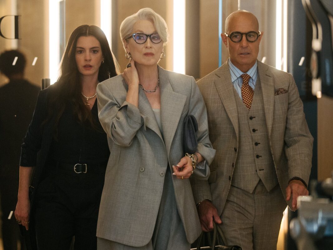 Escena de El diablo viste a la moda 2 con Meryl Streep y Anne Hathaway