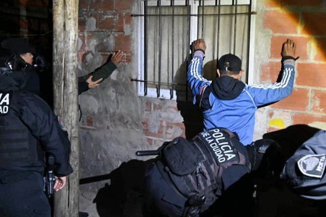 Policías en operativo en la villa 31 de la Ciudad de Buenos Aires