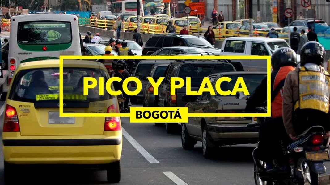 Señal de tránsito de Pico y Placa en una calle de Bogotá