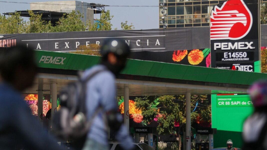 Estación de servicio con cartel de precios de combustible en Nuevo León