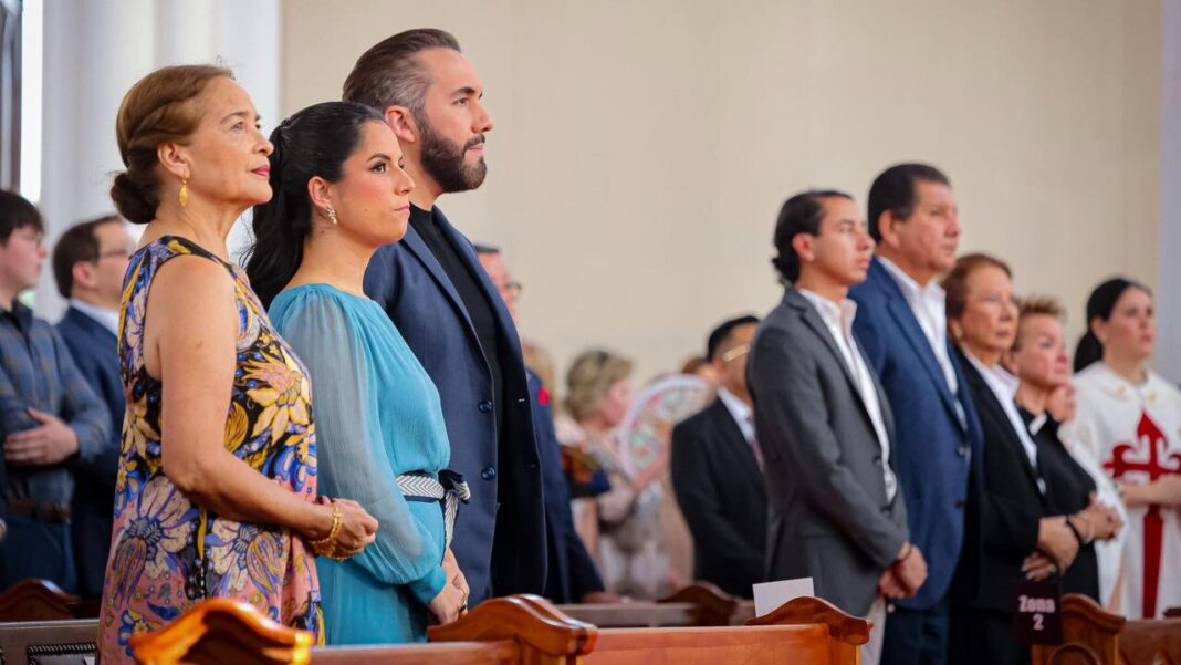 Presidente Nayib Bukele y su familia en la misa de la Iglesia Virgen de Fátima en San Salvador