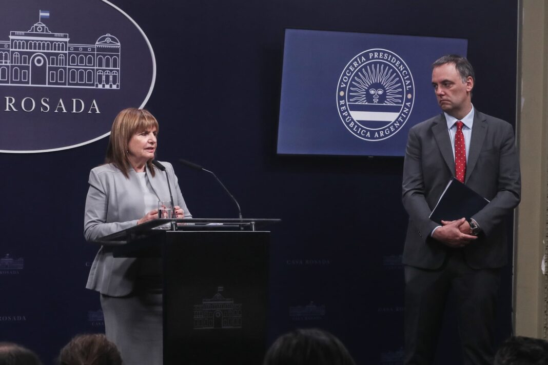 Patricia Bullrich y Manuel Adorni en el Congreso