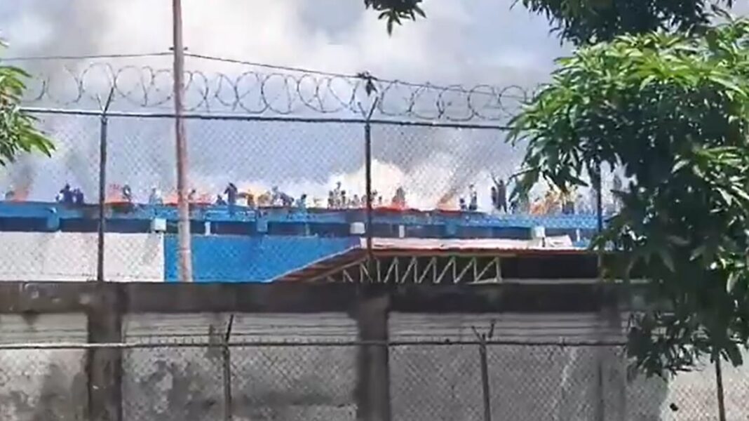 Presos en techo de cárcel con pancartas de protesta en Barinas, Venezuela