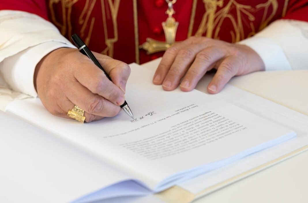 Papa León XIV firmando la encíclica Magnifica humanitas