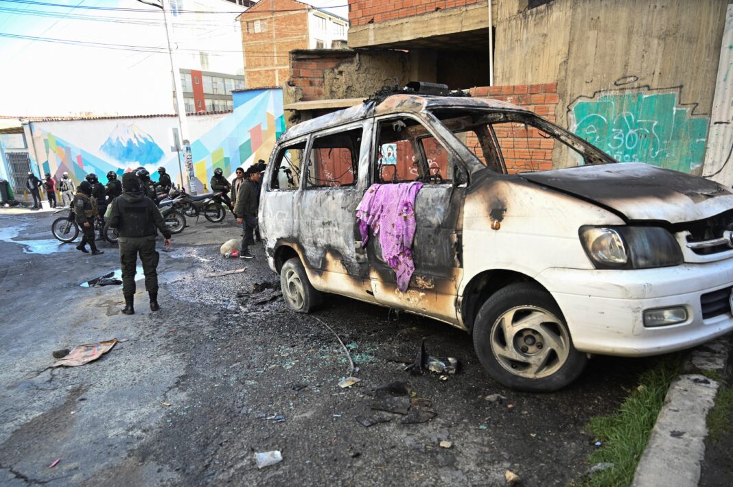 Manifestantes en las calles de La Paz durante protestas contra el presidente Rodrigo Paz