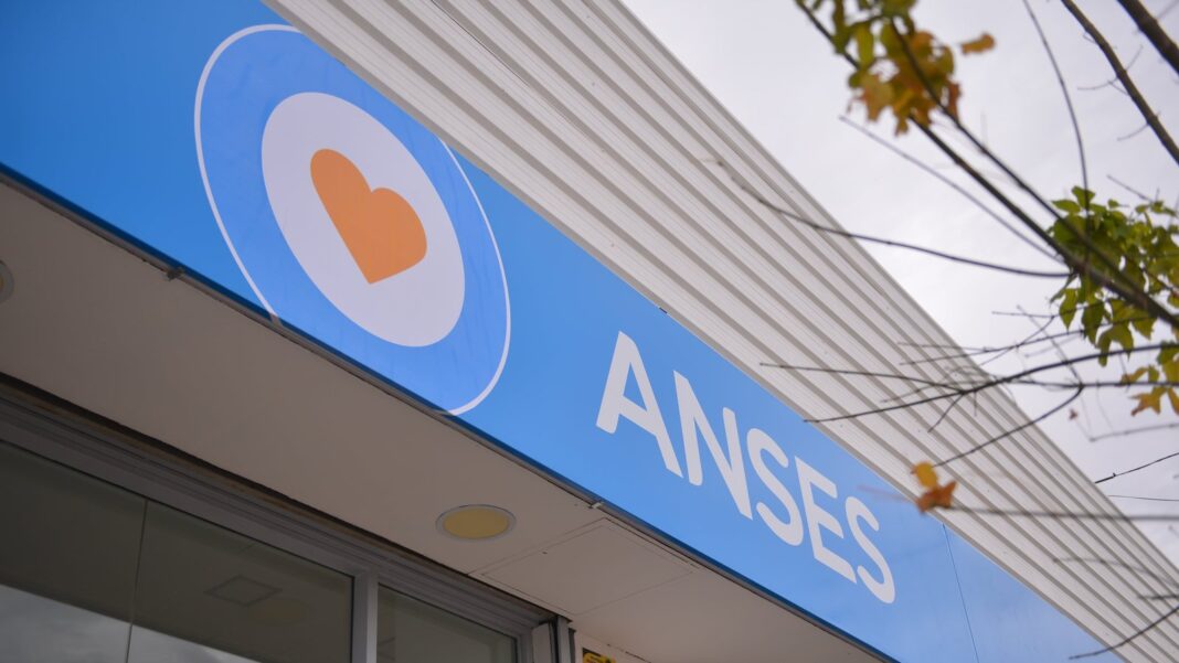Logo de ANSES con calendario de pagos de mayo 2026