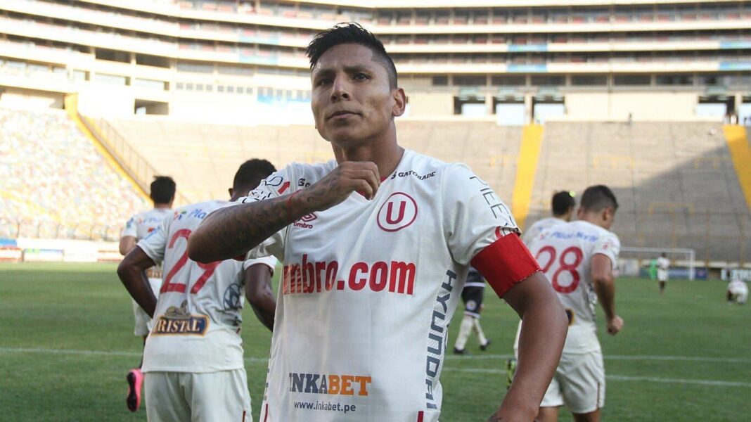 Raúl Ruidíaz en un partido con la camiseta de Universitario de Deportes