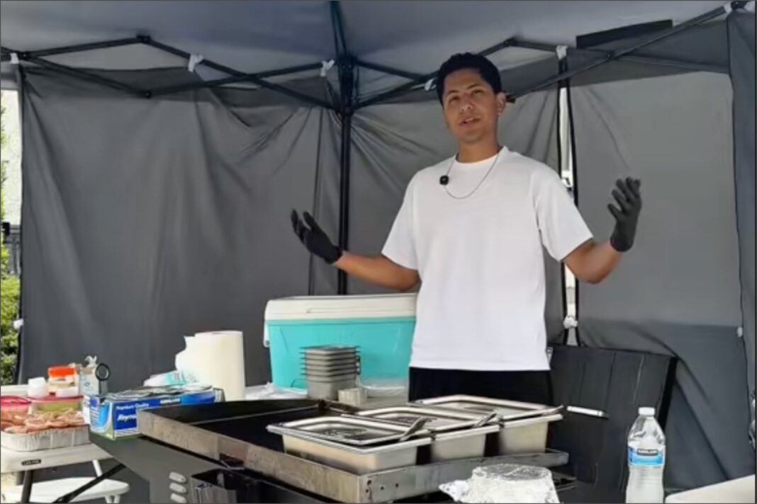 Hombre preparando comida callejera en North Hollywood, California, como nueva fuente de ingresos tras perder su permiso de trabajo por retrasos del USCIS