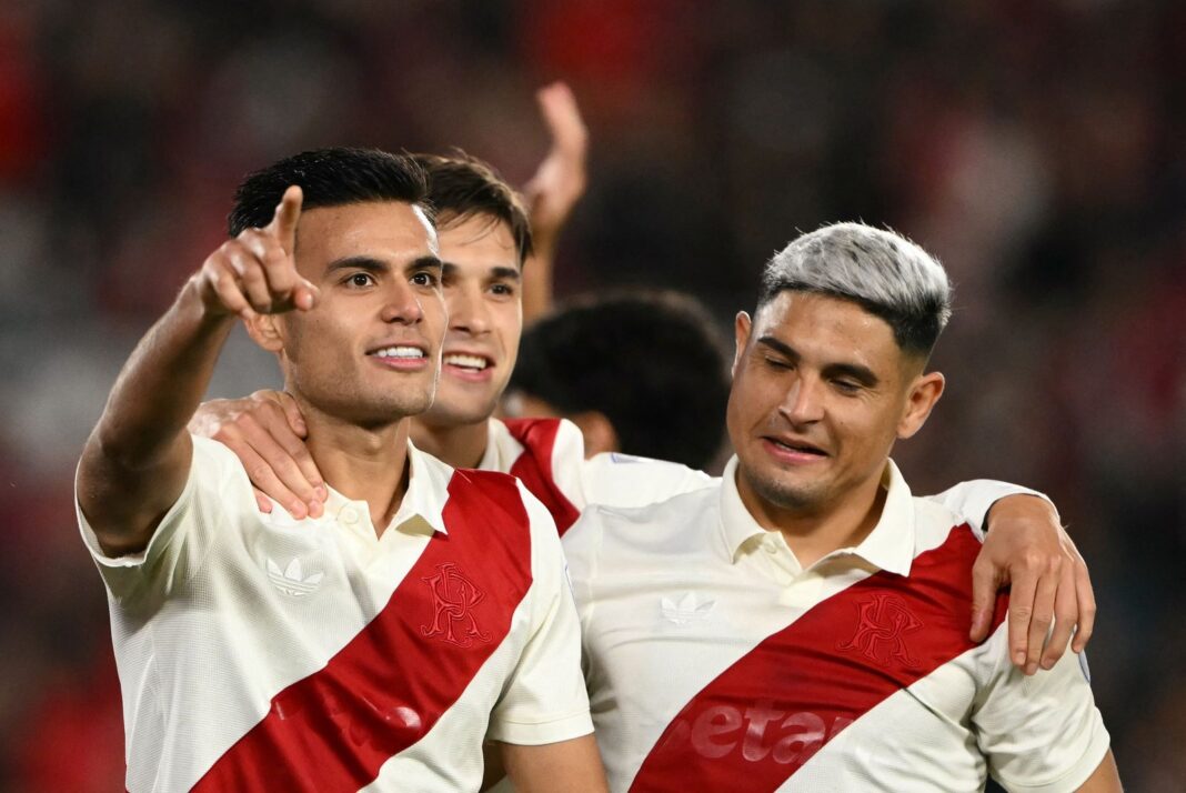 Jugadores de River Plate celebrando un gol durante el partido contra Blooming en el Estadio Monumental