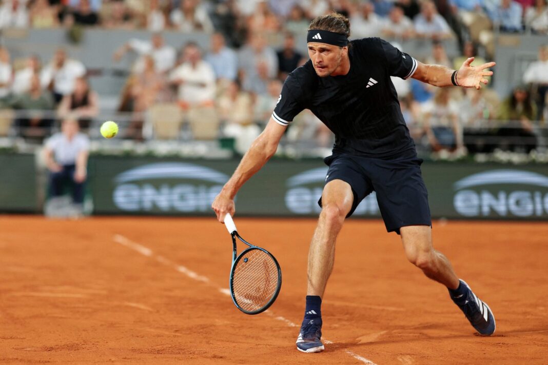 Cancha de Roland Garros con público y jugadores en acción durante el torneo 2026