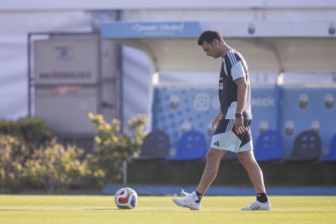 Lionel Scaloni durante una conferencia de prensa con la selección argentina