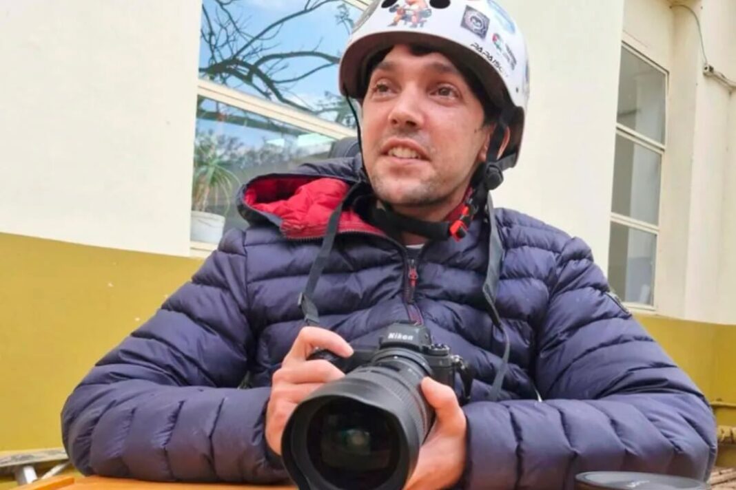Fotografía de Pablo Grillo durante una exposición artística