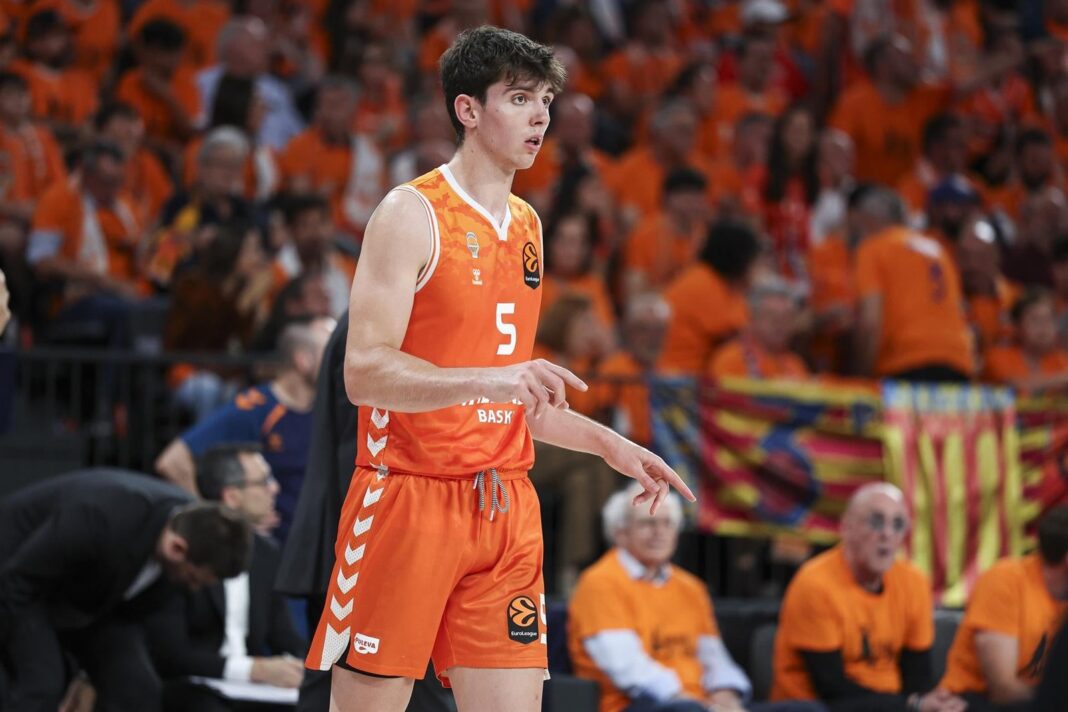 Sergio de Larrea celebrando un partido con la camiseta del Valencia Basket