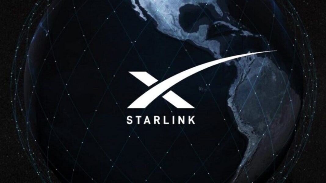 Antena de Starlink contra el cielo nocturno