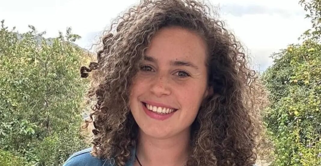 Mujer joven sonriendo al aire libre simbolizando superación de ansiedad social y trastornos alimentarios