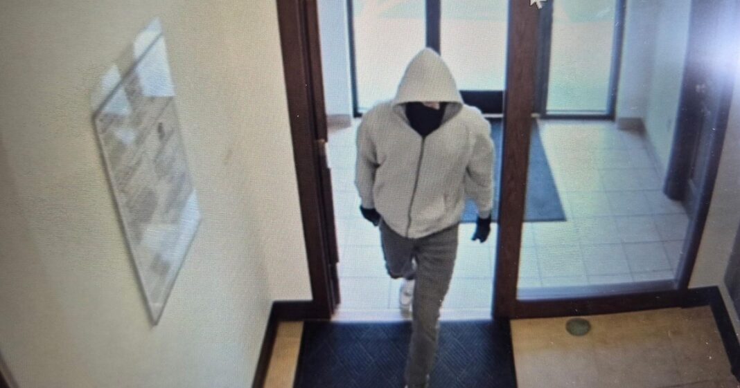 Policía en la escena del tiroteo en un banco de Kentucky