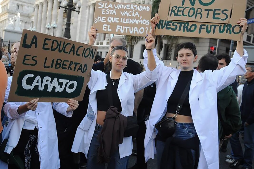 Multitud reunida en Plaza de Mayo con banderas de la UBA durante una protesta por presupuesto universitario