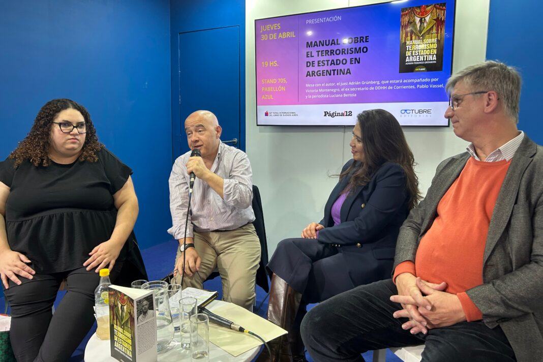Presentación del libro del juez Adrián Federico Grünberg en el stand del Grupo Octubre