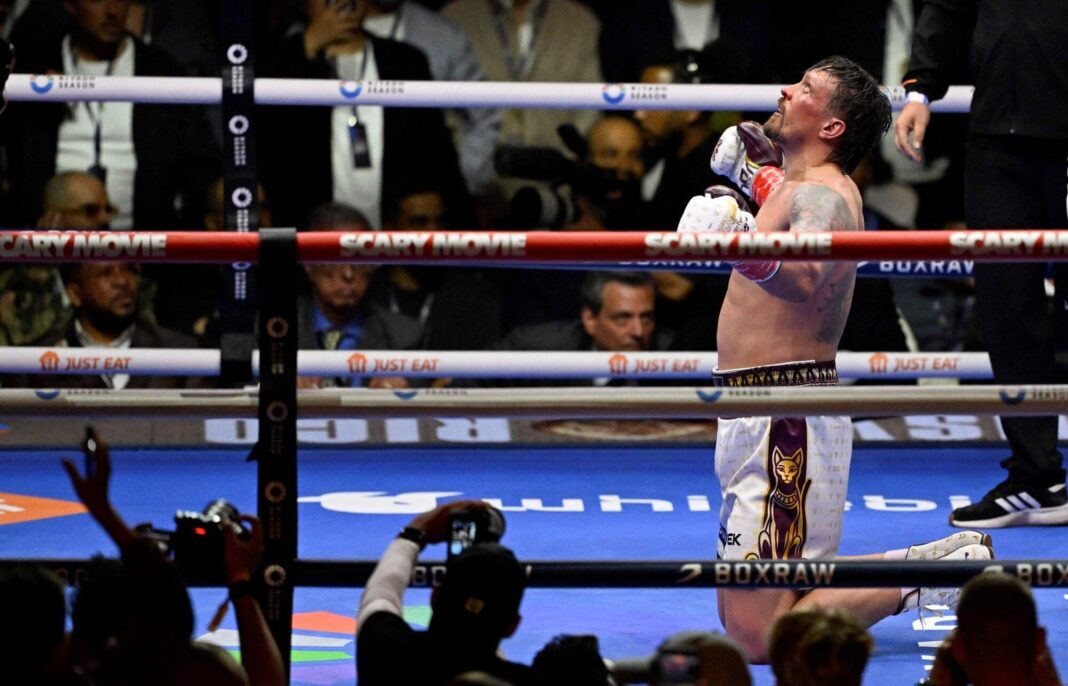 Oleksandr Usyk y Ricardo Verhoeven durante el combate en las pirámides egipcias