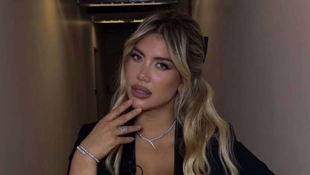 Wanda Nara ingresando al teatro Coliseo con abrigo negro y lentes