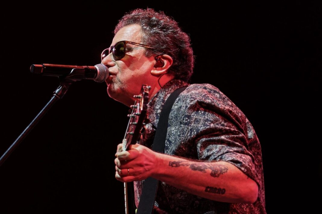 Andrés Calamaro en el escenario del Movistar Arena