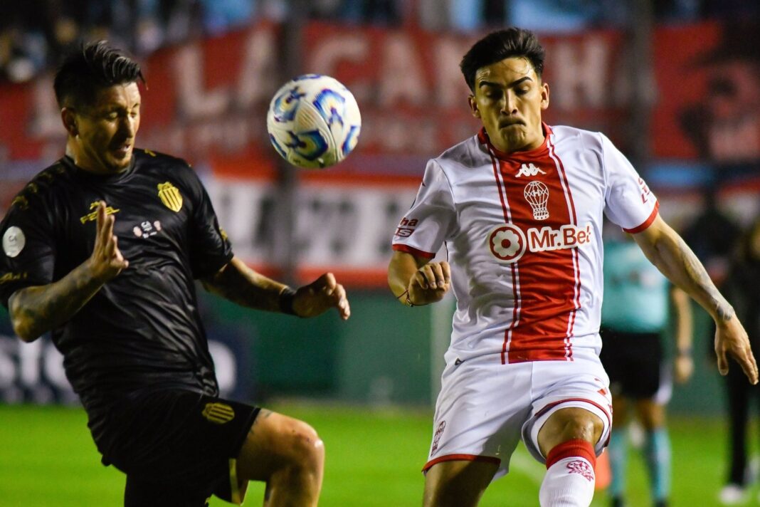 Jugadores de Barracas Central celebran el gol ante Huracán en el estadio Julio Humberto Grondona