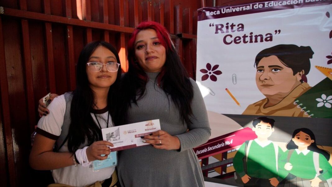 Tarjeta del Banco del Bienestar con el logo de la Beca Rita Cetina