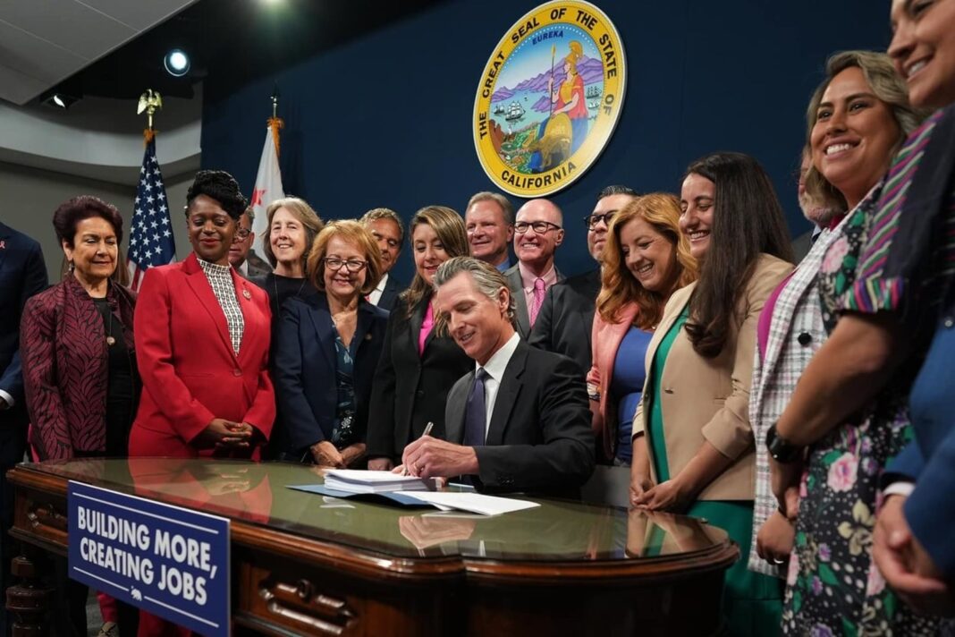 Concesionario de autos usados en California con cartel de precio total visible