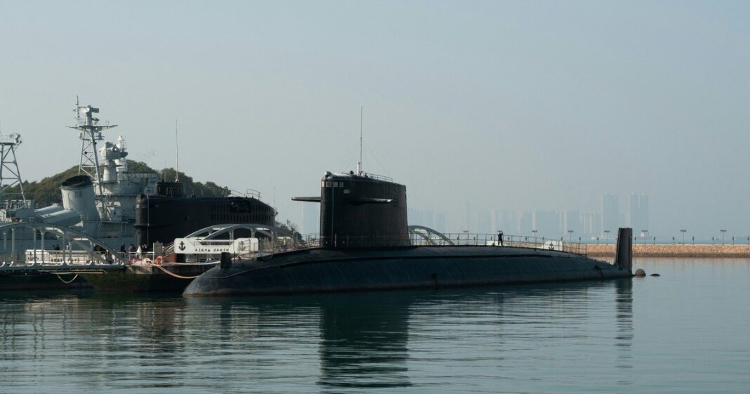 Imagen satelital de un submarino sin vela en un astillero de Shanghái, China