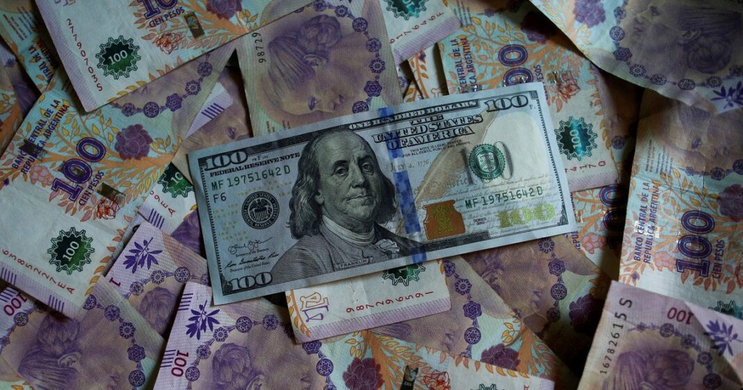 Billetes de dólar azul y argentinos sobre una mesa