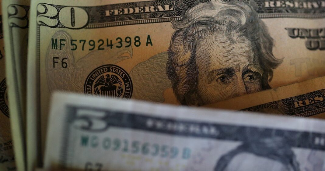 Billetes de dólar estadounidense y argentino sobre una superficie