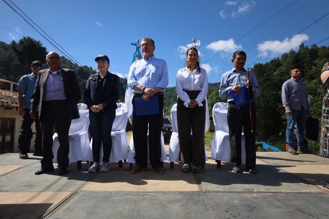 Presidente Bernardo Arévalo supervisa inicio de construcción de carretera Calel-Pologuá