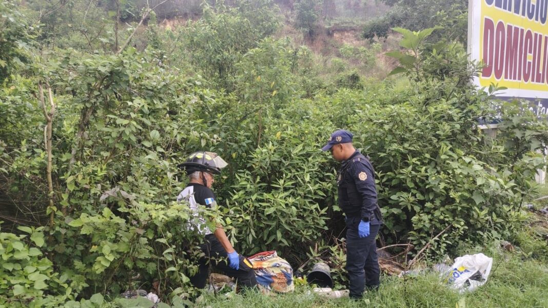 Bomberos Voluntarios en escena del hallazgo de cuerpo envuelto en sábanas