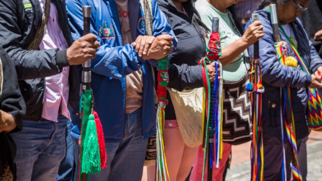 Representantes indígenas colombianos en un acto público