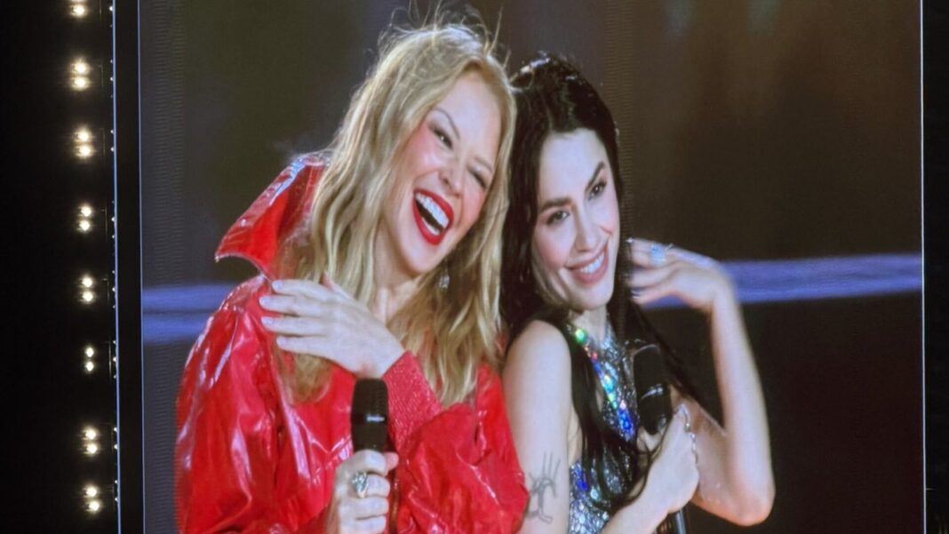 Lali Espósito y Kylie Minogue en el escenario del estadio Monumental de River Plate