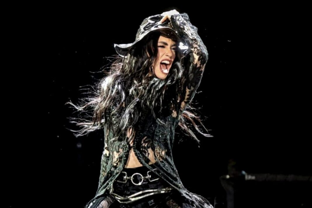 Lali Espósito en el escenario durante un concierto