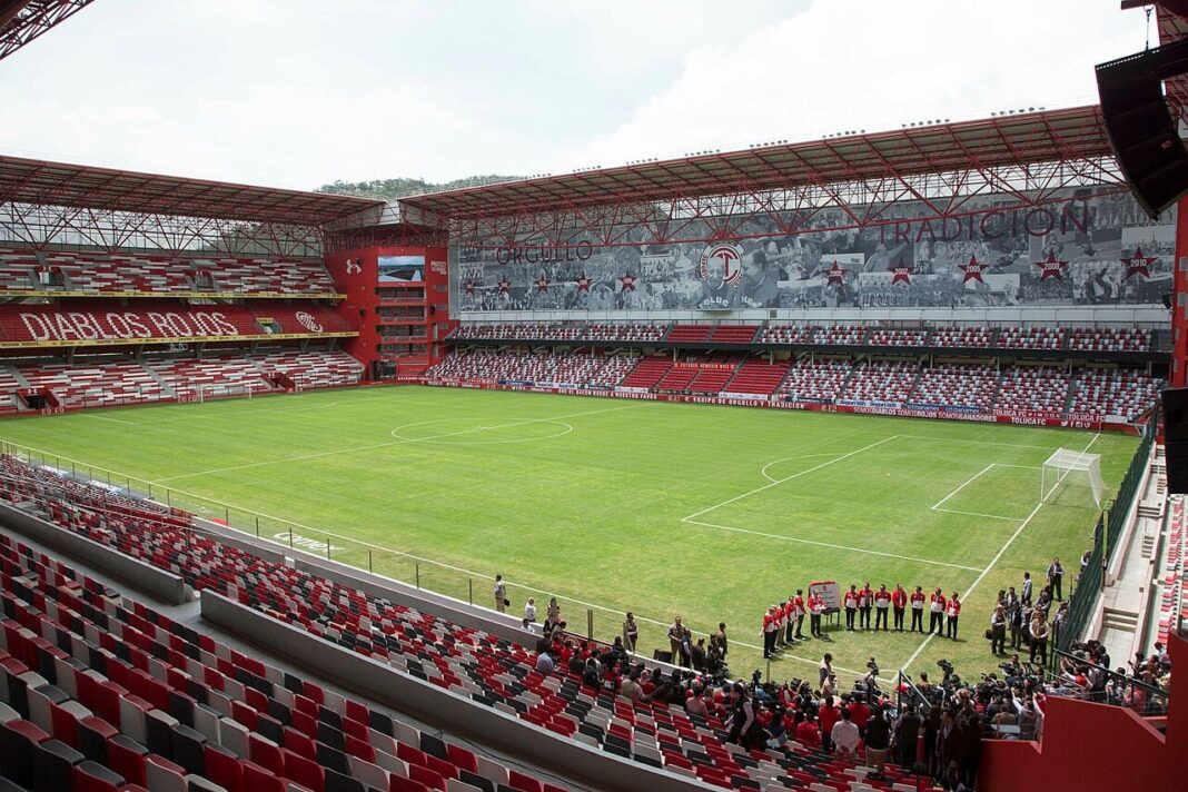 Madres buscadoras con fichas de personas desaparecidas afuera del Estadio Nemesio Díez