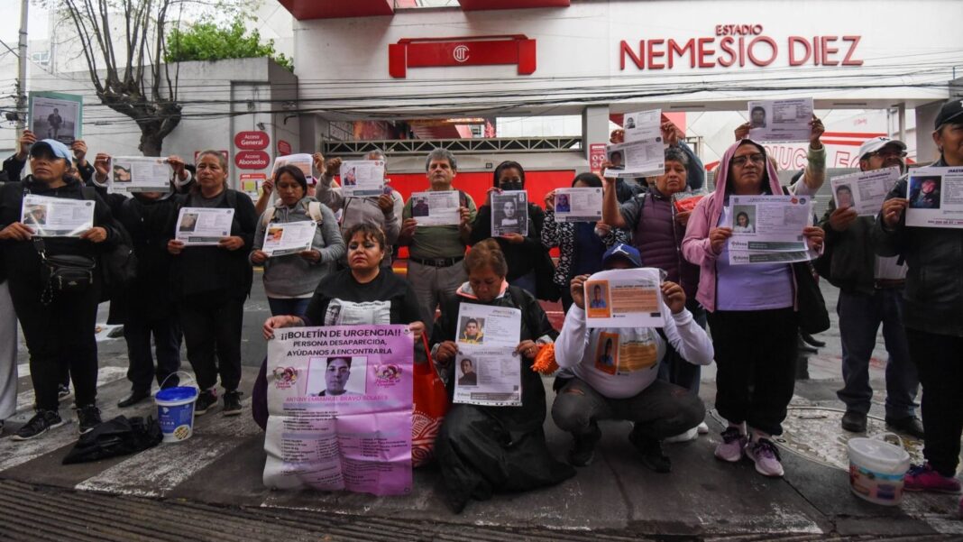 Madres buscadoras colocan fichas de búsqueda en el asfalto durante protesta en Toluca