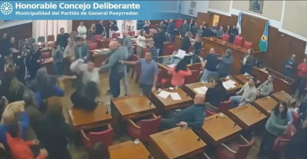 Concejo Deliberante de Mar del Plata durante incidentes entre taxistas y choferes de aplicaciones