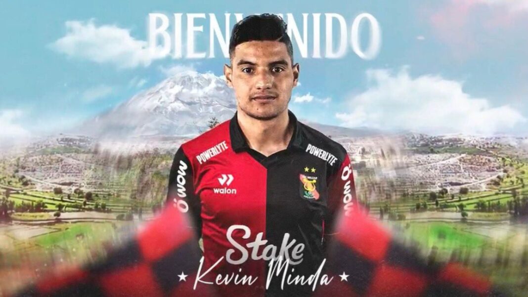 Kevin Minda posa con la camiseta de FBC Melgar durante su presentación