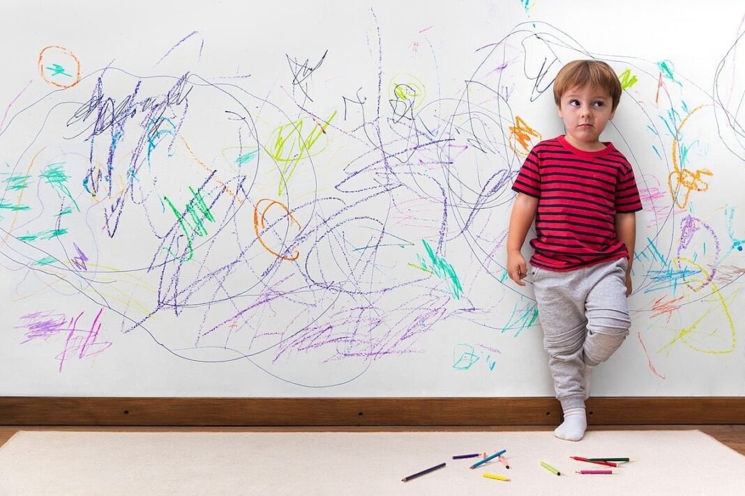 Niño mintiendo con expresión inocente
