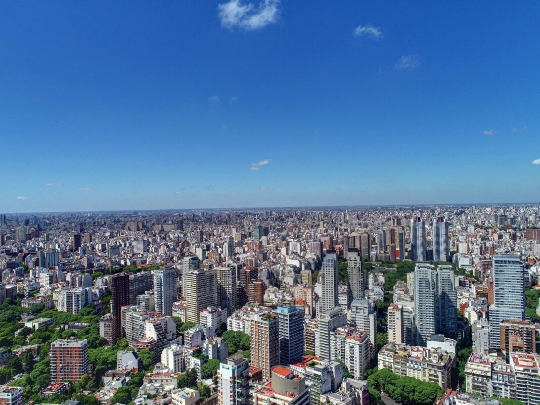 Gráfico comparativo del valor del metro cuadrado en barrios del norte y sur de CABA