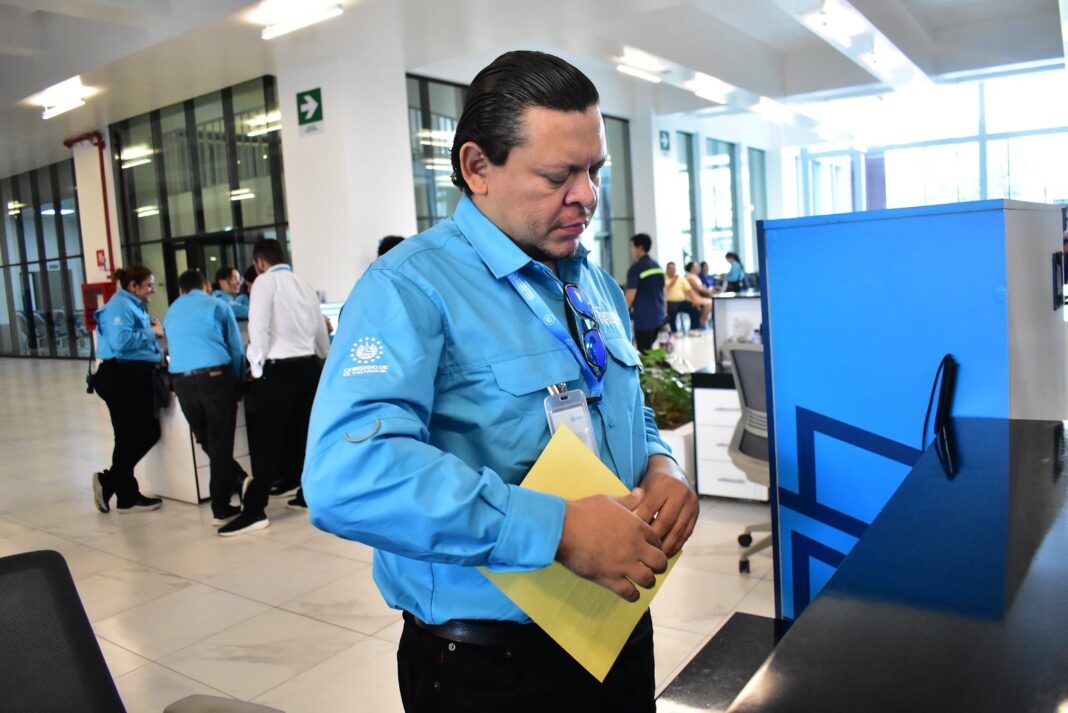 Personal del Hospital Rosales brindando atención en lengua de señas a un paciente sordo