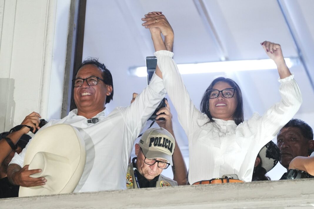 Roberto Sánchez con sombrero campesino de ala ancha durante campaña electoral en Perú